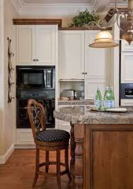 Dark Crown Molding With Light Cabinets Kitchen Traditional Kitchen Kitchen Cabinets