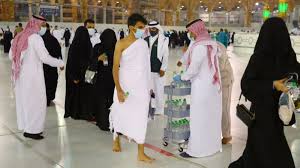 عربات توزع ماء زمزم للطائفين حول الكعبة لماذا صحيفة الوطن