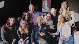 Los 3 son hijos del mismo padre, raúl hoffman quien falleció en julio. Yosstop Y Ginny Hoffman Son Medias Hermanas