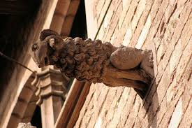 A walk to the past. Gargoyles Glorious Gruesome Grotesques Kuriositas