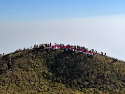 Gunung bendera yang berada di daerah padalarang ini memiliki rute pendakian yg pendek untuk yg biasa mendaki dari bc ke. Bendera Merah Putih 1 000 Meter Akan Dikibarkan Mengelilingi Puncak Penanggungan