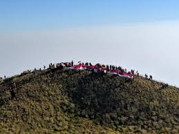 Gunung bendera yang berada di daerah padalarang ini memiliki rute pendakian yg pendek untuk yg biasa mendaki dari bc ke. Bendera Merah Putih 1 000 Meter Akan Dikibarkan Mengelilingi Puncak Penanggungan