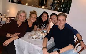 Samantha steenwijk heeft onlangs meegedaan aan beste zangers, dancing with the stars gewonnen én samantha is al zo'n 13 jaar samen en zes jaar getrouwd met haar grote liefde daisy. Samantha Steenwijk On Twitter Ondertussen Bij Eating With The Stars Reuzegezellig Irenemoorsfb Daisy Jeff Tijs