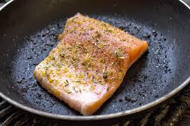 Per le vostre cene durante le calde serate estive, sperimentate la nostra ricetta del filetto di trota salmonata: Filetto Di Trota Salmonata In Padella Ricette Facili 1 Contemporaneo Food Contemporaneo Food