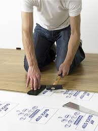 Si el piso se ve sucio, para limpiarlo, utiliza un trapeador y un poco de grasa para codos. Como Instalar Suelo Laminado Como Un Profesional Suelo Laminado Como Instalar Piso Laminado Laminado
