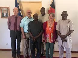 Tsohuwar ma'aikaciyar dw hausa, edda görke, wadda ke kawo alawar chocolate duk shekara, ta turo da sakon fatan alheri na karshen shekara da share fagen shagulgulan kirsimeti kamar yadda ta saba. Dw Hausa Shugaban Sashen Hausa Na Dw Thomas Mosch Tare Facebook