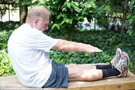Få 26.000 endnu en senior man doing stretching exercises stockvideo på 25 fps. Matt Roberts How Ham String Stretches Will Help A 60 Year Old Man Touch His Toes Daily Mail Online