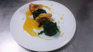 Il coniglio in porchetta alla marchigiana, quello alla pesarese con lardo e pecorino, oppure quello alla cartocetana con prosciutto e anice. Le Gourmet Rotolo Di Coniglio In Porchetta La Sua Salsa E Spinaci All Italiana Facebook