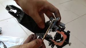 Ia adalah perkara biasa akan berlaku samada kerana wear and tear atau disebabkan perkara lain. Proton Gen2 Cara Tukar Pemegang Pintu Luar How To Change Outer Door Handle Youtube