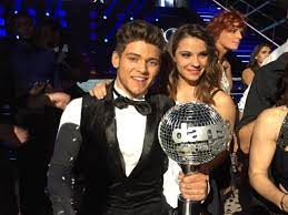 La possibilité de danser avec votre personnalité préférée grâce au hastag #danseavectastar, pour cela il vous suffira simplement d'envoyer un tweet qui mentionnera le #, le compte @dals_tf1 et celui de la personne souhaitée. Rayane Bensetti Grand Gagnant De La Saison 5 De Danse Avec Les Stars