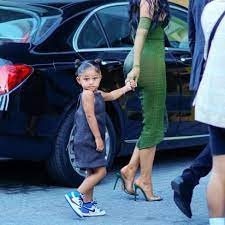 Kylie jenner ve konukları, 2021'in ilk tatili için tercih ettikleri meksika'ya jenner'ın özel uçağıyla gitti. Kylie Jenner Says Toddler Stormi Is Launching A Secret Brand Cnn Style