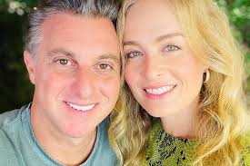 F5 - Celebridades - Angélica diz que Luciano Huck se envolve na política como cidadão: 'Não é político, é artista' - 12/10/2020