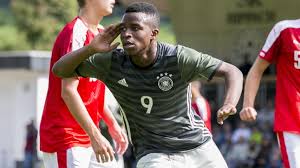 Borussia dortmund ist mehr als nur ein arbeitgeber. Youssoufa Moukoko 12 Jahre Und Ein Fussball Phanomen Sport Sz De