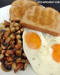 Papas Con Tocino Y Champinones Pizca De Sabor Receta Papas Con Tocino Recetas Desayuno Recetas De Comida Faciles