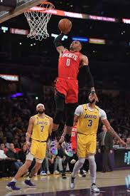 Russell westbrook sendiri juga telah mencatatkan 20 poin, 14 rebound, dan 5 assit. Russell Westbrook Dunk