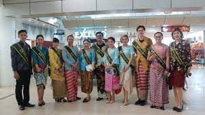 Loker keraton bbj babat / gamis syabela kids added. Video Wanita Cantik Dan Pria Berkebaya Peringati Dan Hibur Penumpang Di Momen Hari Kartini Tribun Jambi