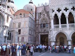 Der dogenpalast (palazzo ducale) ist eine der populärsten und beeindruckendsten sehenswürdigkeiten venedigs. Venedig Stadt In Der Lagune