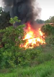 Comédia, família ano de lançamento: Caminhonete Fica Destruida Apos Crianca Brincar Com Fogo Em Barraco Coberto De Palha Tocantins G1