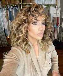 Jennifer Lopez Curly Hair Medium Length Hair Style In 2020 Jennifer Lopez Hair Jennifer Lopez Hair Color Curly Hair Styles