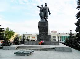 Fajl Pamyatnik Voinam Uralskogo Dobrovolcheskogo Tankovogo Korpusa Ekaterinburg Jpg Vikipediya