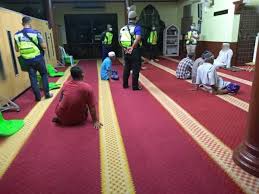 Mewarnai gambar ( sholat berjamaah bersama keluarga) подробнее. Masih Ada Yang Degil Tunai Solat Jemaah Di Masjid