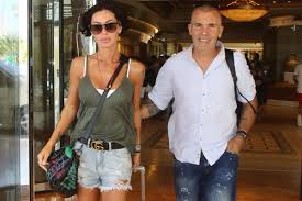 Ο στέλιος, που είναι ο μεγαλύτερος γιος της οικογένειας, παντρεύεται την εκλεκτή της καρδιάς του βιβή σδρένια και ο γάμος τους πρόκειται να. Stelios Rokkos Me Th Syzygo Toy Sth Rodo Eikones