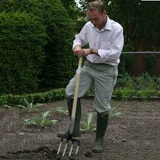 It is used for loosening, lifting and turning over soil in gardening and farming. Sneeboer Digging Fork Harrod Horticultural Uk