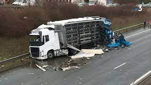 Accident sur l'autoroute a1, une vidéo des témoins bfmtv. Seclin Spectaculaire Accident Entre Deux Poids Lourds Sur L A1 L Autoroute Bloquee Jusqu A Ce Soir Youtube