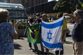 1819년 때 사용했던 미국 국기와 1889년 때에 최초로 사용한 브라질 국기는 줄무늬와 별 갯수는 서로 같지만 전체적인 크기와 줄무늬 색깔이 다르다. ë¸Œë¼ì§ˆ ìœ ëŒ€ì¸ ì‚¬íšŒ ë°˜ë¯¼ì£¼ì  ì‹œìœ„ì— ì´ìŠ¤ë¼ì—˜ êµ­ê¸° ì‚¬ìš© ë§ë¼ ì—°í•©ë‰´ìŠ¤