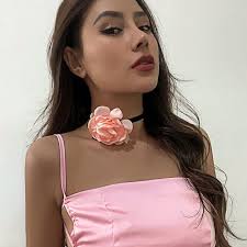 YOUNAFEN Übertriebene romantische Rose Seide Satin Blume Schlüsselbein  Kette Armband für Frauen Elegant Verstellbar Choker Y2K Zubehör :  Amazon.de: Fashion