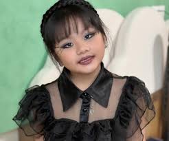 Ở cữ khi vừa sinh con trai sau 3 lần có con gái, Vân Trang vẫn dậy sớm hoá  trang Halloween cực đỉnh cho 3 công chúa đến trường