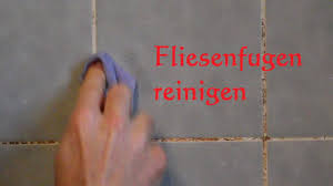 Alte fliesenfugen zu entfernen und zu erneuern ist notwendig, wenn sich risse oder sogar schimmel bilden. Lifehack Fliesenfugen Und Fliesen Richtig Reinigen Fliesenfugen Sauber Machen Schimmel Youtube