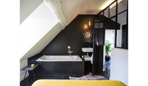 Les salles de bain situées sous les toits sont certes, très charmantes, mais pas toujours pratiques. Deco Et Amenagement 7 Exemples Pour Votre Salle De Bains Sous Pente
