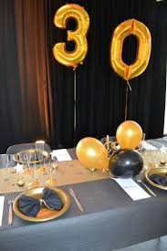 Le chemin de table anniversaire 18 ans mesure 28cm de large et 5 mètres de long. Epingle Sur 30 Ans Anniversaire Chic