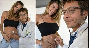 Il dottore sorridente 'visita' la pancia della fidanzata francesca sofia novello. 4y71ur70ti8fpm