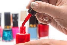 Nagellack zu entfernen ist bei vielen stoffen und textilien problemlos mglich wobei es hierbei auf die richtige technik ankommt ob man den nagellack rckstandslos aus dem stoff der bluse oder der couch beseitigen kann. Flecken Von Nagellack Entfernen Nagellack Entfernen Nagellack Kunststoff Reinigen