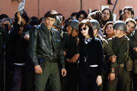 Nas ruas o delirante entusiasmo popularaclamava os capitães de abril. Bild Von Nelken Fur Die Freiheit Bild 2 Auf 3 Filmstarts De
