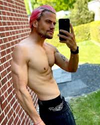 Hörprobe von rocco's neuem song needle, welcher u.a. Nach 1 770 Kilometer Lauf Rocco Stark Zeigt Seinen Body Promiflash De