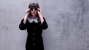 Quête d'authenticité et de confort cocooning obligent, les lainages se présentent comme les si l'androgynie est de mise chez ces messieurs, nous profitons (pour une fois) de l'égalité des sexes dans ce domaine, en réinventant la femme au rayon. Photos Les Tendances Mode De L Automne Hiver 2017 2018 Voici