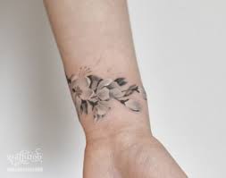Tatouage Fleur De Cerisier Elegant Blanc Et Gris Sur Le Poignet Par Graffitoo Tatouage Fleur Tatouage Tatouage Fleur Poignet