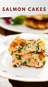 Salmon Cakes With Chive And Garlic Sauce Beverly Recettesvegetaliennes En 2020 Cuire Du Saumon Cake Saumon Croquette De Saumon
