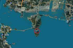 면적은 21.36 km²로 부산 영도의 1.5배이고, 해안선 길이는 36 km이다. ê°€ë•ë„ ì‹ ê³µí•­ ìœ„ì¹˜ ë° ë¶€ë™ì‚°ì‹œìž¥ì€