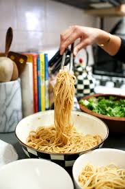 Easy Garlic Noodle Recipe In 2020 Garlic Noodles Recipe Noodle Recipes Garlic Noodles