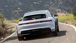 The porsche taycan cross turismo isn't just the most practical version of the taycan but, as matt farah and zack klapman recently discovered, it is also capable of some extraordinary performance. E Porsche Taycan Cross Turismo Neue Erlkonigbilder Ecomento De