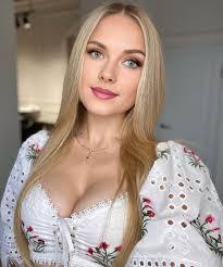 Elena Thorne's Instagram, Twitter & Facebook