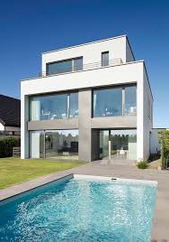 Exklusiver Garten Mit Schwimmpool Und Terrasse Aus Natursteinplatten Schwimmbad Bauen Modernes Haus Haus Architektur