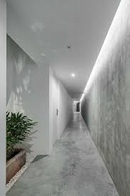 Flur Langlich Mit Beton Wand Und Weisser Putz Flur Design Deckenarchitektur Korridor Design