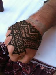 A mud paste is applied, which, when removed, leaves a temporary henna stain, and this is where the name henna tattoo comes from. 42 New Inspiration Henna Tattoo Maui