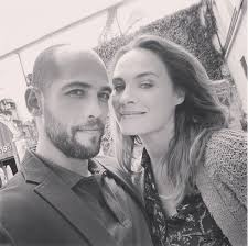 L'enquête autour de julie (sophie staub, épouse de benjamin bourgois à la ville), cette barmaid dans. Moise Santamaria Est Manu Dans Un Si Grand Soleil Le Feuilleton France 2 Un Si Grand Soleil Nouveautes Tele Com