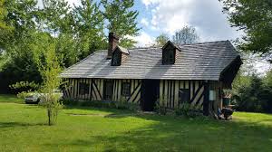 Couverture Tuiles Bardeaux Tavaillons Meleze Soveco Du Versant Sud D Une Longere Normande Avec Les Deux Lucarnes Aretiers R Bardeau Bois Toiture Tuile Toiture